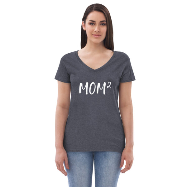 Damen-T-Shirt mit V-Ausschnitt “MOM²”