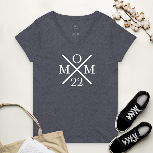 Damen-T-Shirt mit V-Ausschnitt “MOM 22”